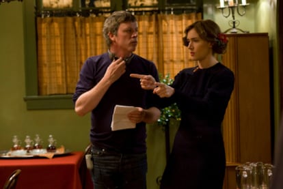 El director Todd Haynes con la actriz Kate Winslet caracterizada de Mildred Pierce.