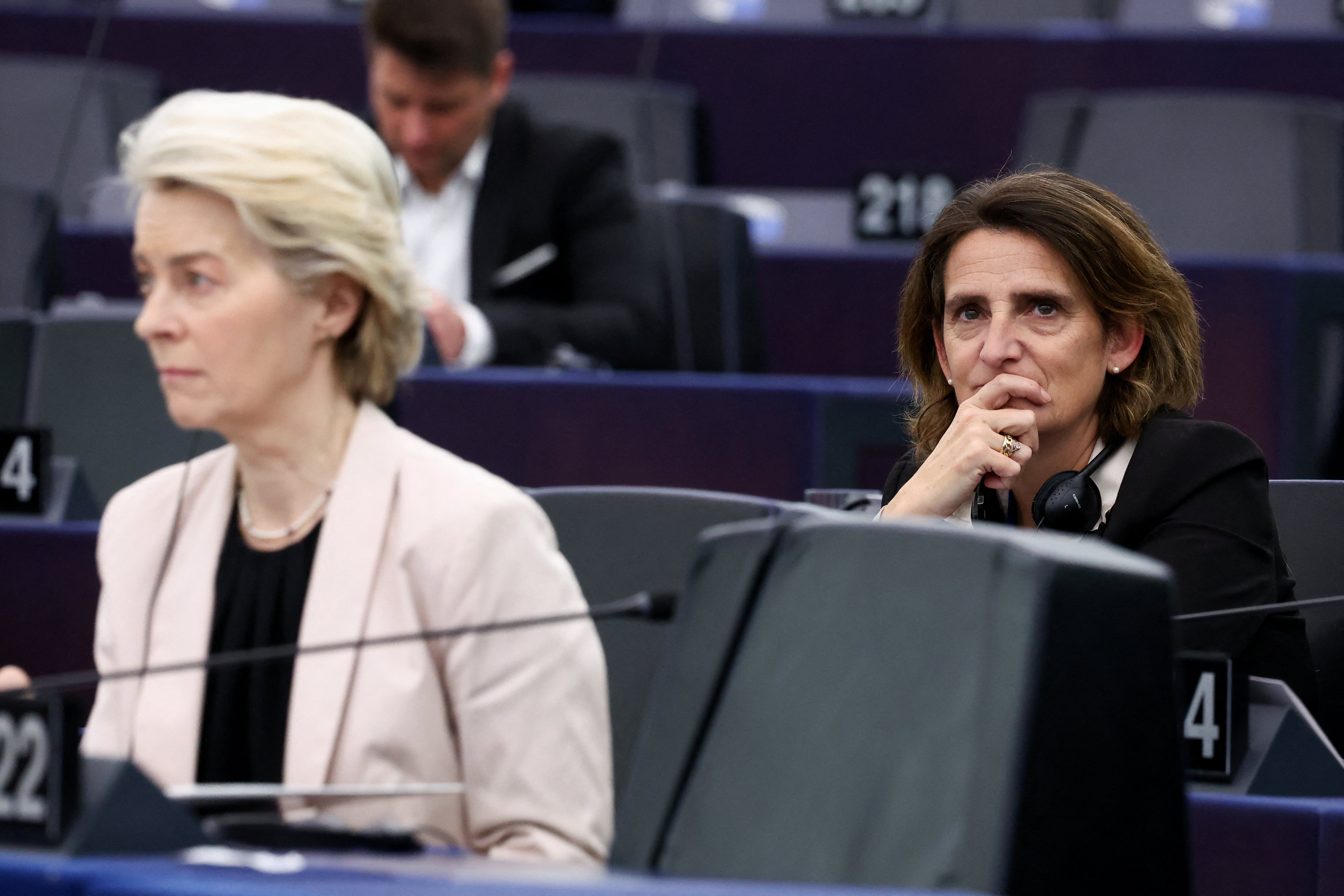Ursula von der Leyen, presidenta de la Comisión Europea, y Teresa Ribera, vicepresidenta ejecutiva para una Transición Limpia, Justa y Competitiva, en el Europarlamento, en Estrasburgo (Francia), en 2024.