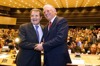 El presidente de la Comisión Europea, Romano Prodi, saluda al comisario para la Ampliación, Günter Verheugen, en el Parlamento Europeo.