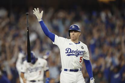 Freddie Freeman festeja el cuadrangular que dio la victoria a los Dodgers en la décima entrada del juego 1 de la Serie Mundial.