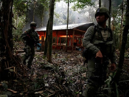 Militares antinarcóticos caminan frente a un laboratorio de cocaína en llamas en Calamar, en el departamento de Guaviare, en Colombia.