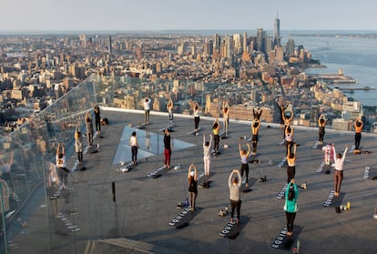 Sesión matutina de yoga en la terraza de The Edge, el mirador más alto de Manhattan.