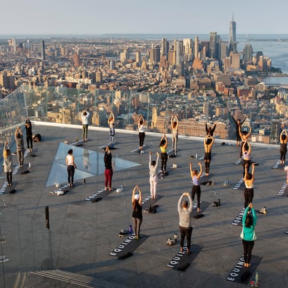 Mayo de 2021 - Reportaje sobre Nueva York. Sesión matutina de yoga en la terraza de The Edge, el mirador más alto de Manhattan. ©Michael George