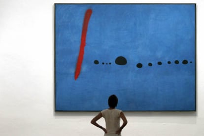 Una mujer contempla la obra de Joan Miro "Azul II" que se exhibe desde hoy en la Fundación Miró.