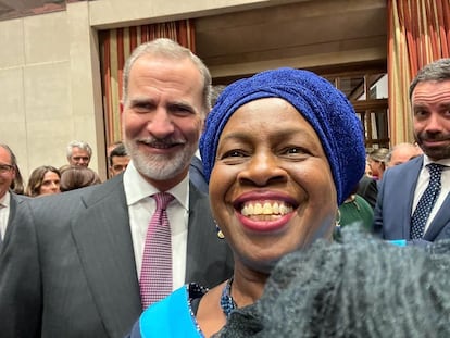 Monique Wasunna, con Felipe VI, en la entrega del Premio Princesa de Asturias a la Iniciativa Medicamentos para Enfermedades Desatendidas, de la que es embajadora, en 2023 en Oviedo.