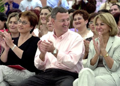 El portavoz del PSOE en el Congreso de los Diputados, Jesús Caldera, participó en la presentación de las candidatas socialistas de Málaga. En la imagen, Caldera, durante el acto acompañado de las candidatas a las Alcaldias de Málaga y Marbella, Marisa Bustinduy (i) e Isabel García Marcos (d).