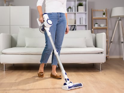 Una opción perfecta para limpiar la casa de manera eficaz y con total libertad de movimientos. GETTY IMAGES.