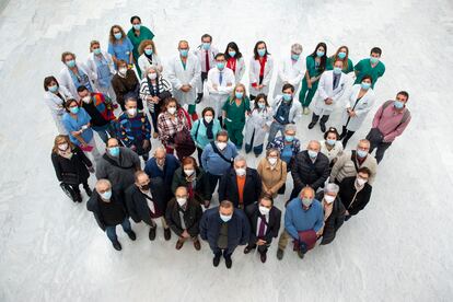El grupo de pacientes con un corazón mecánico en el Hospital Puerta de Hierro de Madrid.