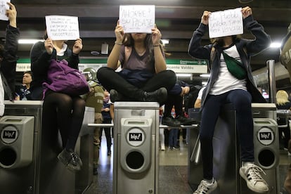 Niñas toman la entrada de una estación del metro en protesta por alza de 30 pesos en el boleto, el 18 de octubre de 2019 en Santiago, Chile