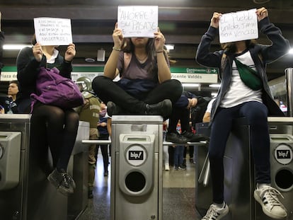 Niñas toman la entrada de una estación del metro en protesta por alza de 30 pesos en el boleto, el 18 de octubre de 2019 en Santiago, Chile