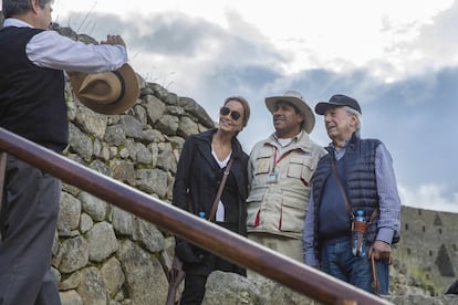 Isabel Preysler y Mario Vargas Llosa también accedieron a tomarse fotos con algunos de los guías de Machu Picchu. La pareja se mostró accesible en todo momento.