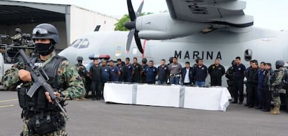 Traslado de un grupo de policías municipales, que presuntamente trabajaban para Los Zetas.