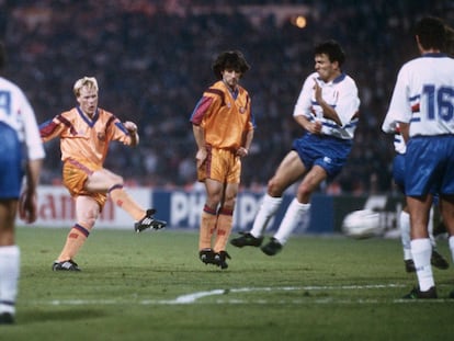 Koeman remata el gol que le vale su primera Champions League al Barcelona ante la Sampdoria en 1992.