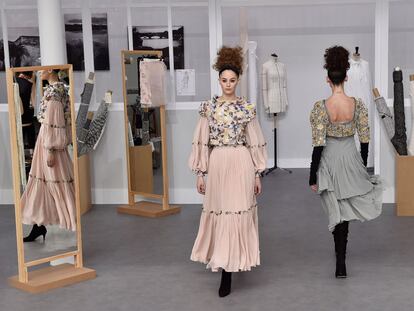 Chanel convierte el Grand Palais en su taller (costureras incluidas)
