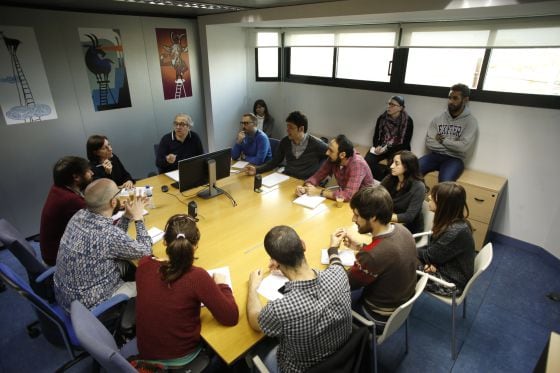 Equipo de guionistas de 'El intermedio', durante la primera reunión del día.