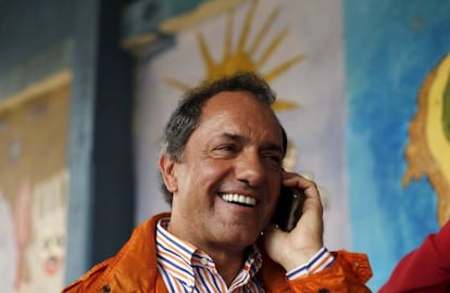 Daniel Scioli parla per telèfon després de votar diumenge.