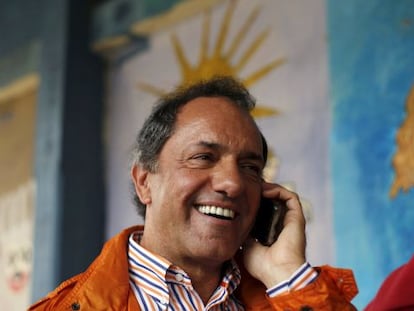 Daniel Scioli ao telefone depois da votação de domingo.