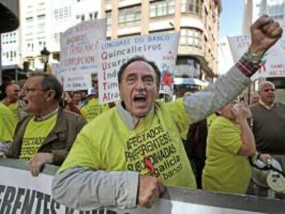 Un hombre grita en la concentración de afectados de las participaciones preferentes. EFE/Archivo