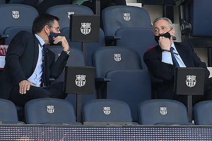 Los presidentes del Barcelona y Real Madrid, Josep María Bartomeu (a la izquierda) y Florentino Pérez, conversan durante el último clásico. / (AFP)