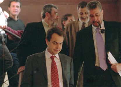 Zapatero y Fidalgo, tras la conferencia de prensa, seguidos de Méndez y Llamazares.