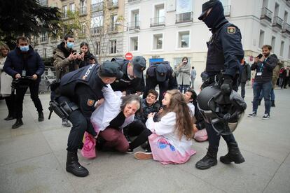 Hasta once furgones de la Policía han acudido al lugar para desalojar a los manifestantes, mientras que los servicios de limpieza han comenzado a limpiar ya la fachada.