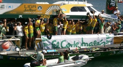 La tripulación de Hondarribia celebra el título de la temporada tras la regata de El Corte Inglés.