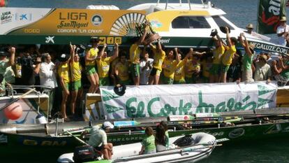 La tripulación de Hondarribia celebra el título de la temporada tras la regata de El Corte Inglés.