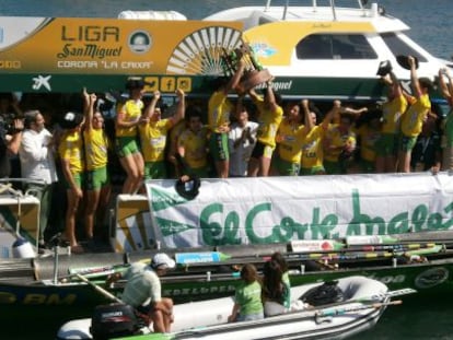 La tripulación de Hondarribia celebra el título de la temporada tras la regata de El Corte Inglés.