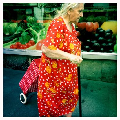 22-08-2014. Una vecina del barrio hace la compra en la calle de Toledo.