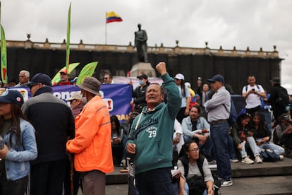 Un hombre canta arengas durante la concentración de las marchas en la Plaza de Bolívar de Bogotá.