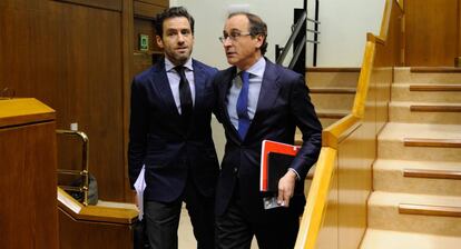 Alfonso Alonso y Borja S&eacute;mper en el Parlamento vasco.