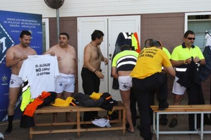 Policías Locales de Sevilla se cambian de ropa en la puerta de la comisaría, en protesta por la falta de aire acondicionado.