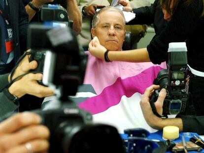 Christoph Blocher, líder de UDC, durante una sesión de maquillaje antes de una intervención televisiva, en octubre de 2003.