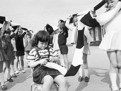 Children try to beat the Guinness World Record for the longest scarf in the world (122 meters) in Rochdale (United Kingdom).