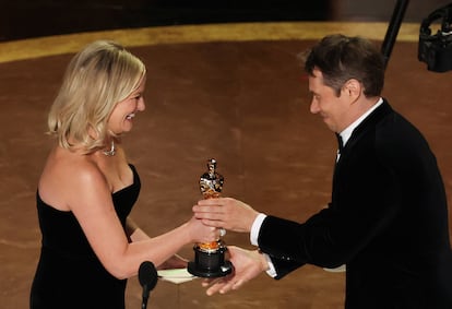 La comediante Amy Poehler entrega a Sean Baker su primer Oscar por mejor guión original por 'Anora'.