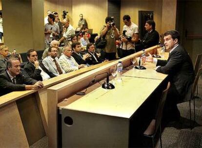 Joan Laporta, en la rueda de prensa tras la moción, con varios directivos en primera fila: Godall, Castro, Ingla, Vicens, Soriano y Rovira.