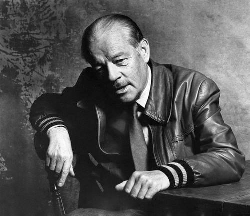 El escritor Alistair MacLean.