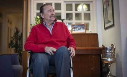 Juan De Dios Román, en su casa de Madrid, a principios de enero junto al Premio Nacional del Deporte que recibió.