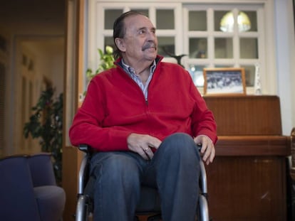 Juan De Dios Román, en su casa de Madrid, a principios de enero junto al Premio Nacional del Deporte que recibió.