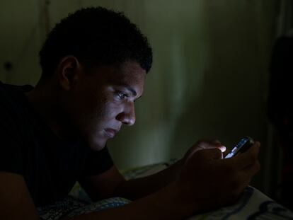 Un joven utiliza su celular en Buenaventura (Colombia).