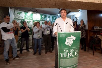 El candidato de Teruel Existe, Tomás Guitarte (en el centro), junto a su equipo, pronuncia unas palabras tras conocer los resultados electorales.
