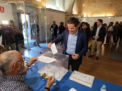 El catedrático Juan Manuel Corchado deposita su voto este martes en las elecciones a rector de la Universidad de Salamanca.