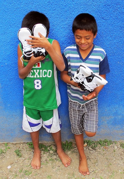 Quirino Bautista, 10 años, con la cara tapada, y Kevin Rufino Martínez Crescencio, nueve, en el patio del albergue de Oaxaca capital donde residen diez niños y diez niñas triquis desde septiembre. Allí entrenan y estudian. Son los elegidos para este proyecto de financiación pública que pretende darles la oportunidad de educarse y progresar fuera de la sierra.