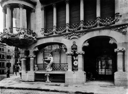 Fachada exterior de la vivienda, cuando conservaba las ninfas de Eusebi Arnau que acabaron destruidas alrededor de 1940 cuando el edificio se reformó para instalar una tienda de ropa de lujo.