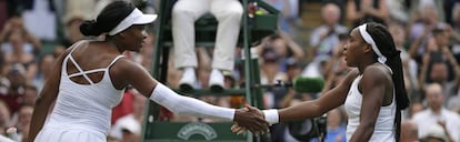 Venus felicita a Gauff después del partido.