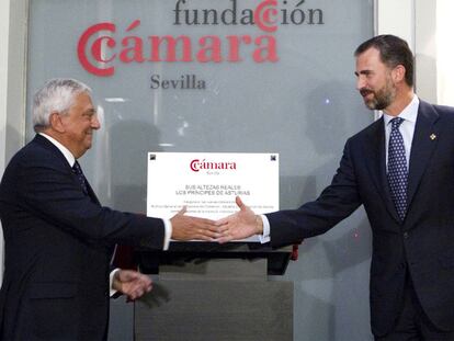 Don Felipe saluda, ayer, al presidente de la Cámara de Comercio de Sevilla, Francisco Herrero.