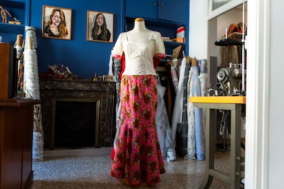 Un traje de chulapa expuesto en el estudio de Carmen17 con estampado de flores y caracoles en la tela de la falda.