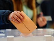 Una persona vota en un colegio electoral en Valladolid, este domingo.