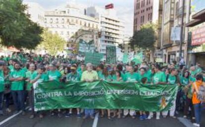 Cabecera de la manifestación que bajo el lema "Contra la imposición, defendamos la educación" ha recorrido las principales calles de Palma de Mallorca, en apoyo a la huelga de docentes, en contra del decreto de Tratamiento Integrado de Lenguas (TIL).