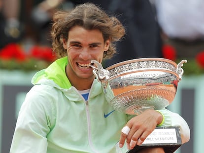 Naquele ano, em 2010, voltou a ser o tenista número 1 do ano após o pentacampeonato em Roland Garros. Na imagem, ele morde o troféu conquistado em Paris.